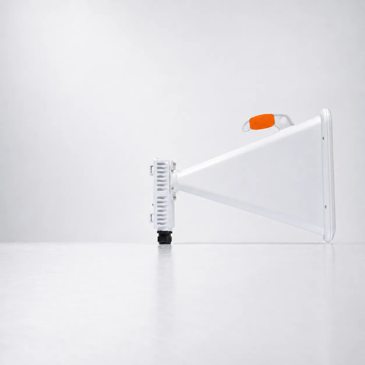 WIS E6-H18 6GHz Wi-Fi 7 horn radio