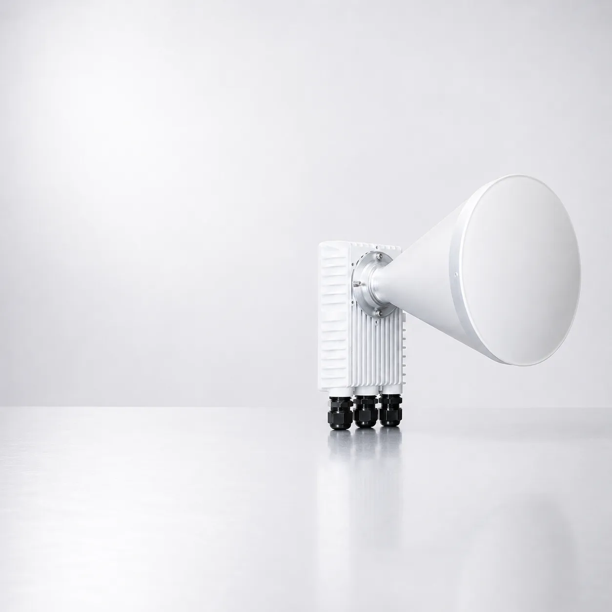 WIS X6-H20 AF 6GHz Wi-Fi 6E horn radio
